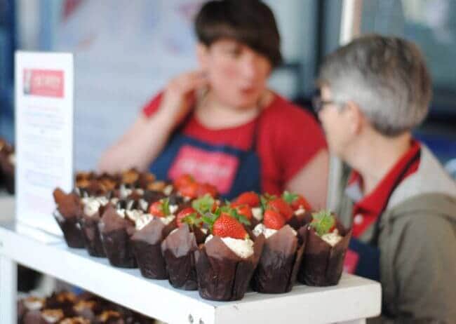 cupcakes-displayed-in-bakery cupcakes-displayed-in-bakery